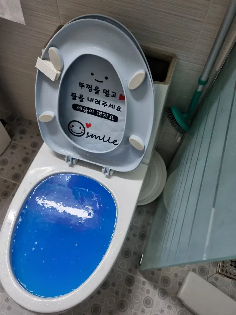 완전히 막힌 변기, 관통기 작업으로 30분 만에 해결한 사례